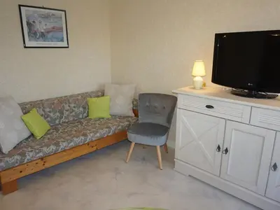 Télévision ou salle de divertissement dans l'établissement Appartement T2 au cœur de Cabourg avec balcon, parking & acceptant animaux - FR-1-465-16
