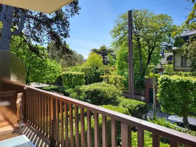 Jardin de l'établissement Appartement T2 au cœur de Cabourg avec balcon, parking & acceptant animaux - FR-1-465-16