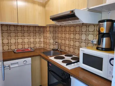 Cuisine ou kitchenette dans l'établissement Appartement T2 au cœur de Cabourg avec balcon, parking & acceptant animaux - FR-1-465-16