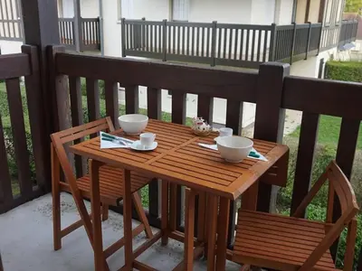 Balcon ou terrasse dans l'établissement Appartement cosy 4 pers à 300m de la plage de Cabourg avec tout confort - FR-1-465-21