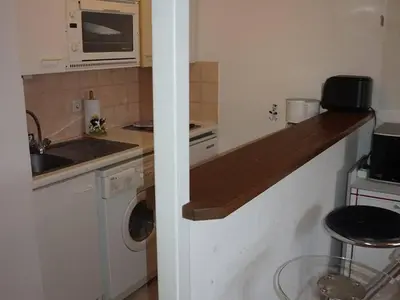 Cuisine ou kitchenette dans l'établissement Appartement cosy 4 pers à 300m de la plage de Cabourg avec tout confort - FR-1-465-21