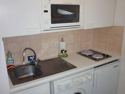 Cuisine ou kitchenette dans l'établissement Appartement cosy 4 pers à 300m de la plage de Cabourg avec tout confort - FR-1-465-21