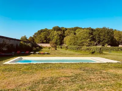 Piscine de l'établissement Château de Cesny-aux-Vignes ou située à proximité