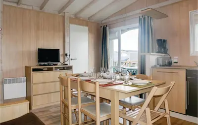 Cuisine ou kitchenette dans l'établissement Nice Home In Grandcamp Maisy With Wifi