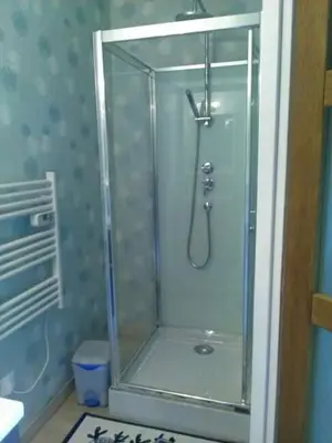 Salle de bains dans l'établissement Chambres d'hôtes les Clématites en Cotentin