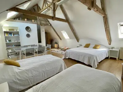Un ou plusieurs lits dans un hébergement de l'établissement Le Manoir des Doyens Loft - Sleeps 8 - D-Day Museum on-site - Ten Minute Walk to Commonwealth Cemetery!