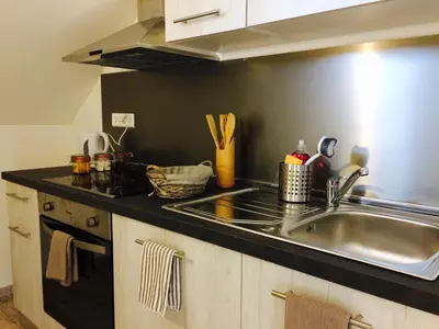 Cuisine ou kitchenette dans l'établissement Le Manoir des Doyens Loft - Sleeps 8 - D-Day Museum on-site - Ten Minute Walk to Commonwealth Cemetery!