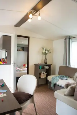 Coin salon dans l'établissement Camping Officiel Siblu Domaine de Litteau