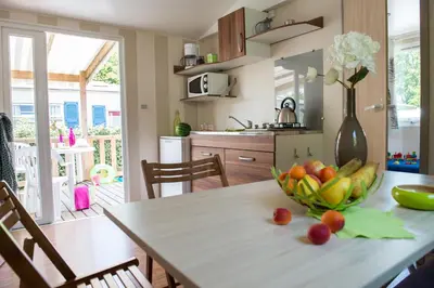Cuisine ou kitchenette dans l'établissement Camping Officiel Siblu Domaine de Litteau