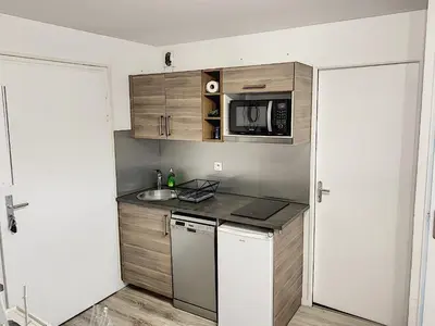 Cuisine ou kitchenette dans l'établissement 2 PIECES JARDIN, ACCES DIRECT MER ET PROCHE THALASSO