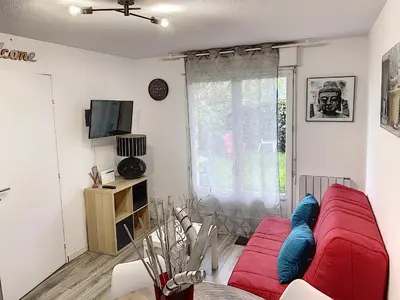 Télévision ou salle de divertissement dans l'établissement 2 PIECES JARDIN, ACCES DIRECT MER ET PROCHE THALASSO
