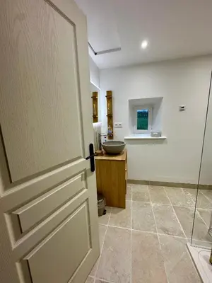 Salle de bains dans l'établissement L'Auberdiere