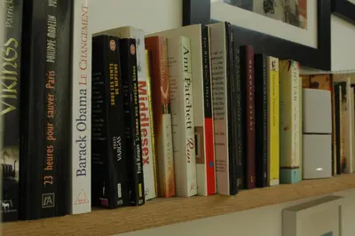 Bibliothèque dans la maison de vacances