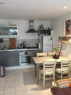 Cuisine ou kitchenette dans l'établissement Maison de pêcheur 30m de la plage
