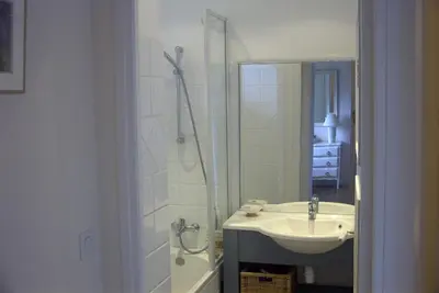 Salle de bains dans l'établissement Gîte La Bertichère