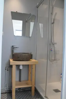 Salle de bains dans l'établissement L'équipage - Hyper centre, charme et calme à deux pas de la mer