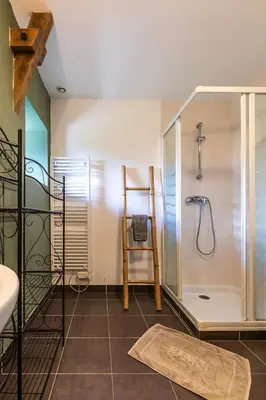 Salle de bains dans l'établissement Les prairies du Mont - Le gite de La Chapelle