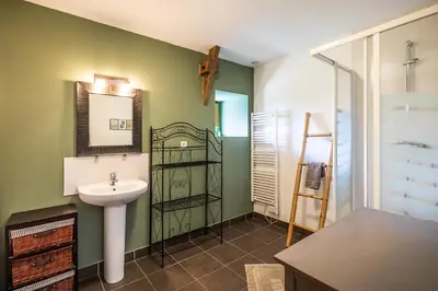 Salle de bains dans l'établissement Les prairies du Mont - Le gite de La Chapelle