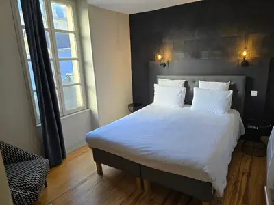 Un ou plusieurs lits dans un hébergement de l'établissement Au Loup Historic Apartments