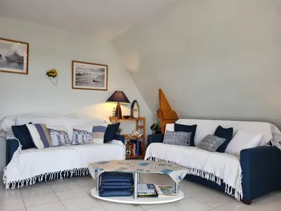 Coin salon dans l'établissement Appartement 2 pièces avec piscine et parking privé, proche plage, Merville-Franceville-Plage - FR-1-465-26