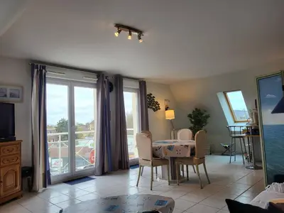 Coin salon dans l'établissement Appartement 2 pièces avec piscine et parking privé, proche plage, Merville-Franceville-Plage - FR-1-465-26