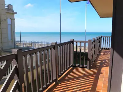 Vue générale sur la mer ou vue sur la mer prise depuis l'appartement