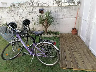 Vélo sur le terrain de l'établissement Studio Calme ou dans les environs