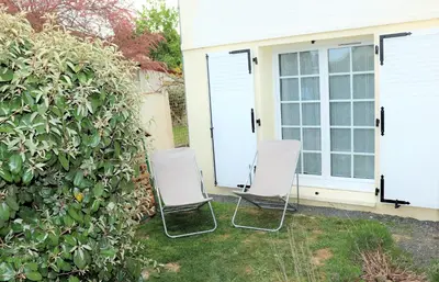 Jardin de l'établissement Villa des sables avec 1 studio pour 2 personnes pouvant être complété par une chambre avec sa salle de bain et WC si 4 personnes