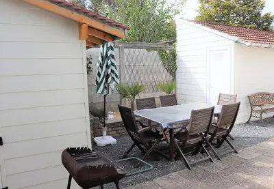 Terrasse ou espace extérieur de l'établissement Villa des sables avec 1 studio pour 2 personnes pouvant être complété par une chambre avec sa salle de bain et WC si 4 personnes