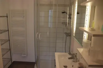 Salle de bains dans l'établissement Villa des sables avec 1 studio pour 2 personnes pouvant être complété par une chambre avec sa salle de bain et WC si 4 personnes