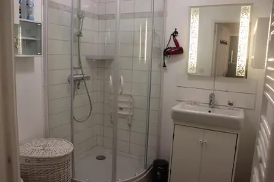 Salle de bains dans l'établissement Villa des sables avec 1 studio pour 2 personnes pouvant être complété par une chambre avec sa salle de bain et WC si 4 personnes