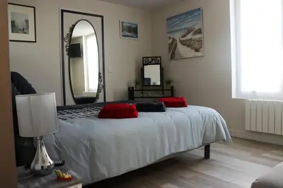 Un ou plusieurs lits dans un hébergement de l'établissement Villa des sables avec 1 studio pour 2 personnes pouvant être complété par une chambre avec sa salle de bain et WC si 4 personnes