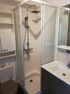 Salle de bains dans l'établissement Charmant studio bord de mer