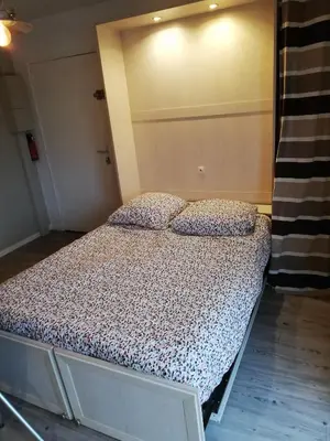 Un ou plusieurs lits dans un hébergement de l'établissement Charmant studio bord de mer