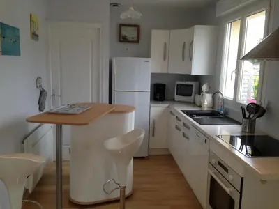 Cuisine ou kitchenette dans l'établissement Denneville Coastal Escape with garden