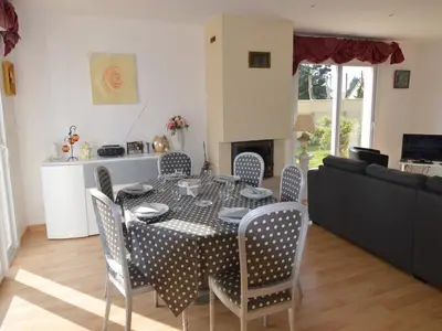 Télévision ou salle de divertissement dans l'établissement Denneville Coastal Escape with garden