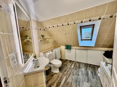 Salle de bains dans l'établissement Les Palmiers gite 7 personnes plages du débarquement
