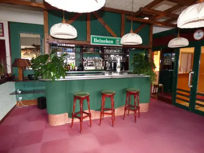 Salon ou bar de l'établissement Hôtel La Pocatière