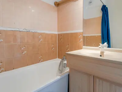 Salle de bains dans l'établissement Apartment Les Normandières-11 by Interhome