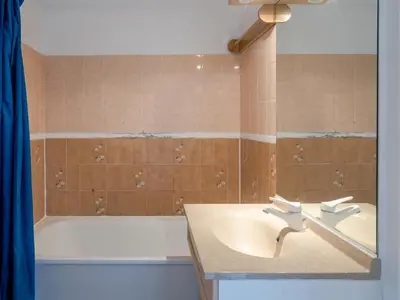 Salle de bains dans l'établissement Apartment Les Normandières-11 by Interhome