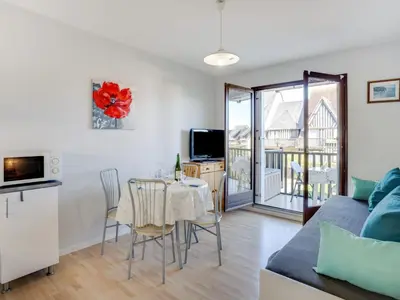 Télévision ou salle de divertissement dans l'établissement Apartment Fleur Marine-9 by Interhome