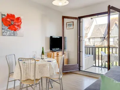 Télévision ou salle de divertissement dans l'établissement Apartment Fleur Marine-9 by Interhome