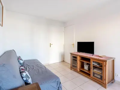 Télévision ou salle de divertissement dans l'établissement Apartment Les Marines 1 et 2-4 by Interhome
