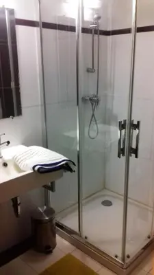 Salle de bains dans l'établissement Le vitrail CHAMBRE Équipée sans service repas 1073 rue des carrières 50700 Yvetot bocage