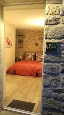 Un ou plusieurs lits dans un hébergement de l'établissement Le vitrail CHAMBRE Équipée sans service repas 1073 rue des carrières 50700 Yvetot bocage