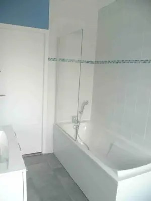 Salle de bains dans l'établissement Villa centre ville à 100m de la plage, pour 20 personnes