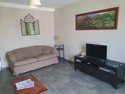 Télévision ou salle de divertissement dans l'établissement Villa centre ville à 100m de la plage, pour 20 personnes