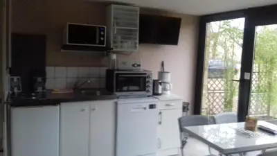 Cuisine ou kitchenette dans l'établissement LA ROUGIE 60 impasse de la lamberterie 50700 Yvetot bocage