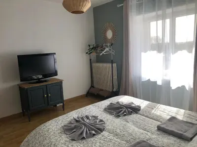 Télévision ou salle de divertissement dans l'établissement Meublé 3 étoiles, proche Plages débarquement dans les Marais du Cotentin à Carentan