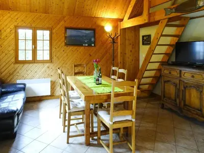 Télévision ou salle de divertissement dans l'établissement Wooden House by Beach near Barneville